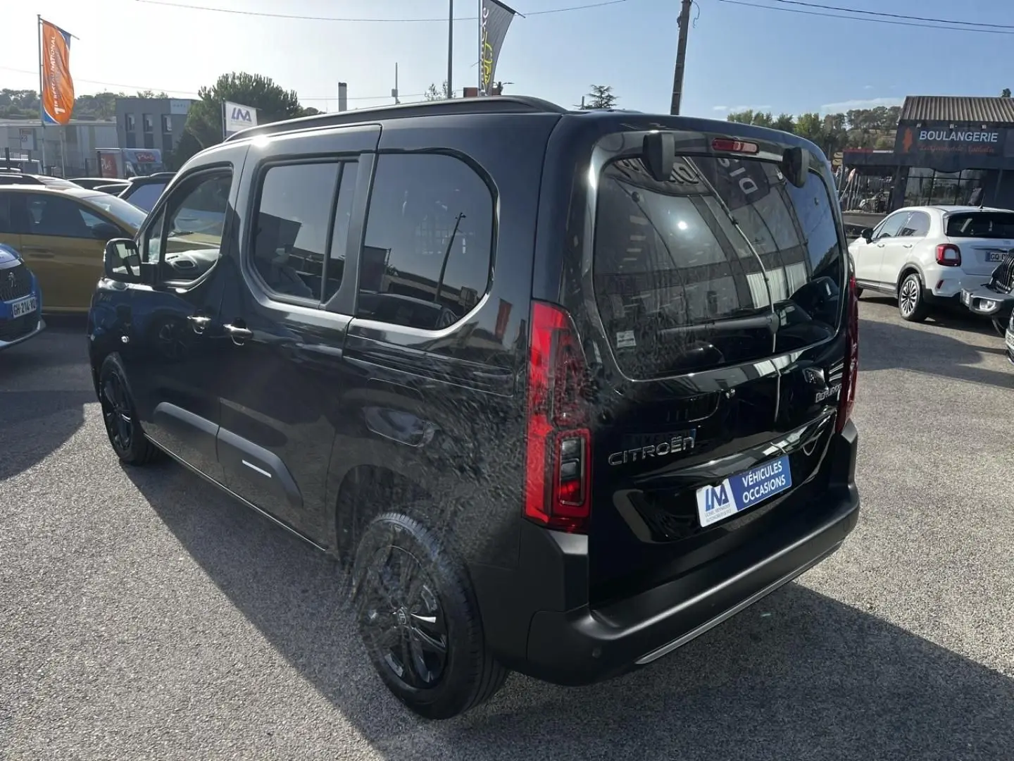 Vue 3/4 arrière droite du Citroën Berlingo noir Perla Nera, avec vitres teintées et feux arrière LED visibles.