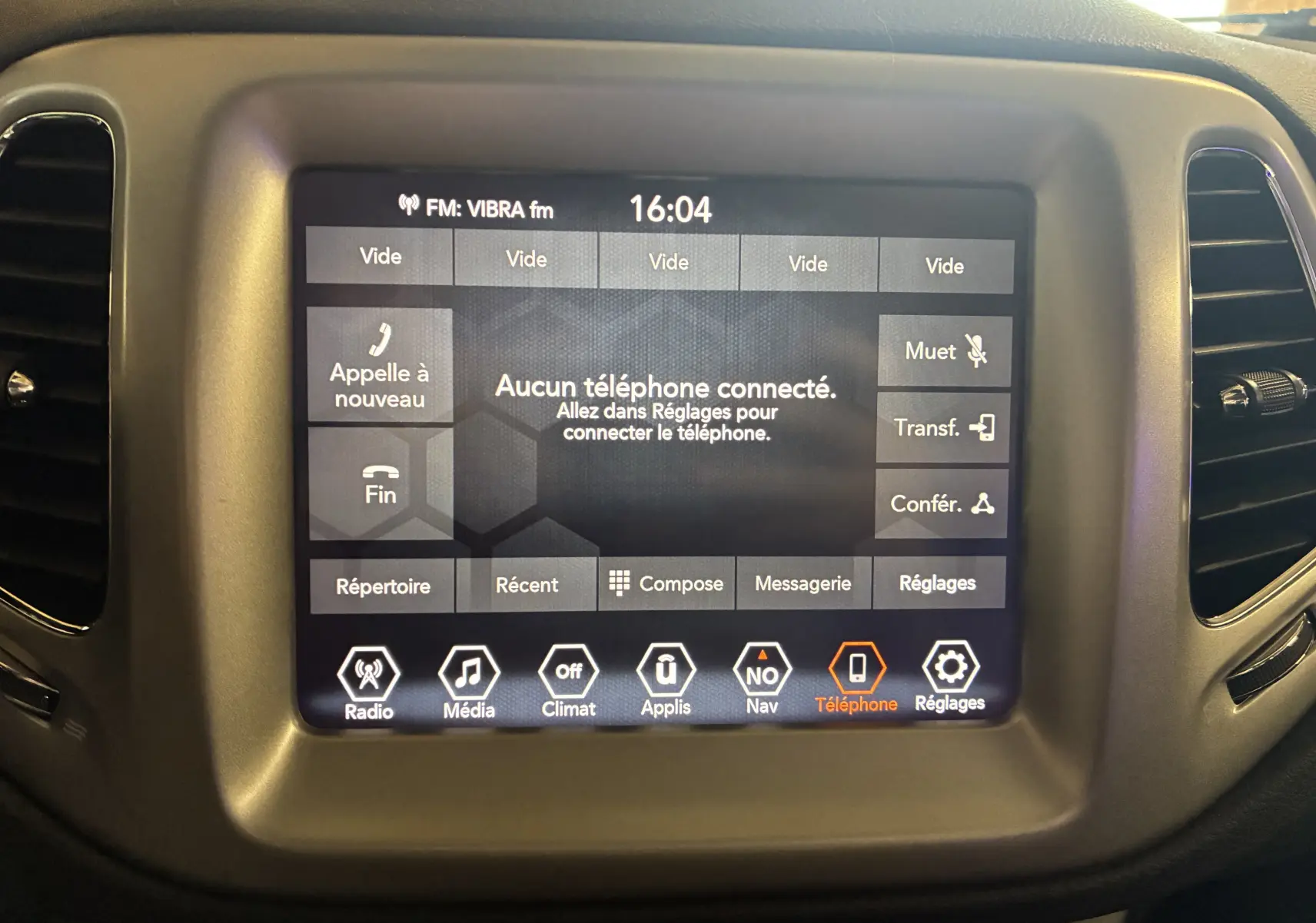 Écran tactile central du Jeep Compass Longitude 2021 affichant le menu téléphone, entouré de la console noire.