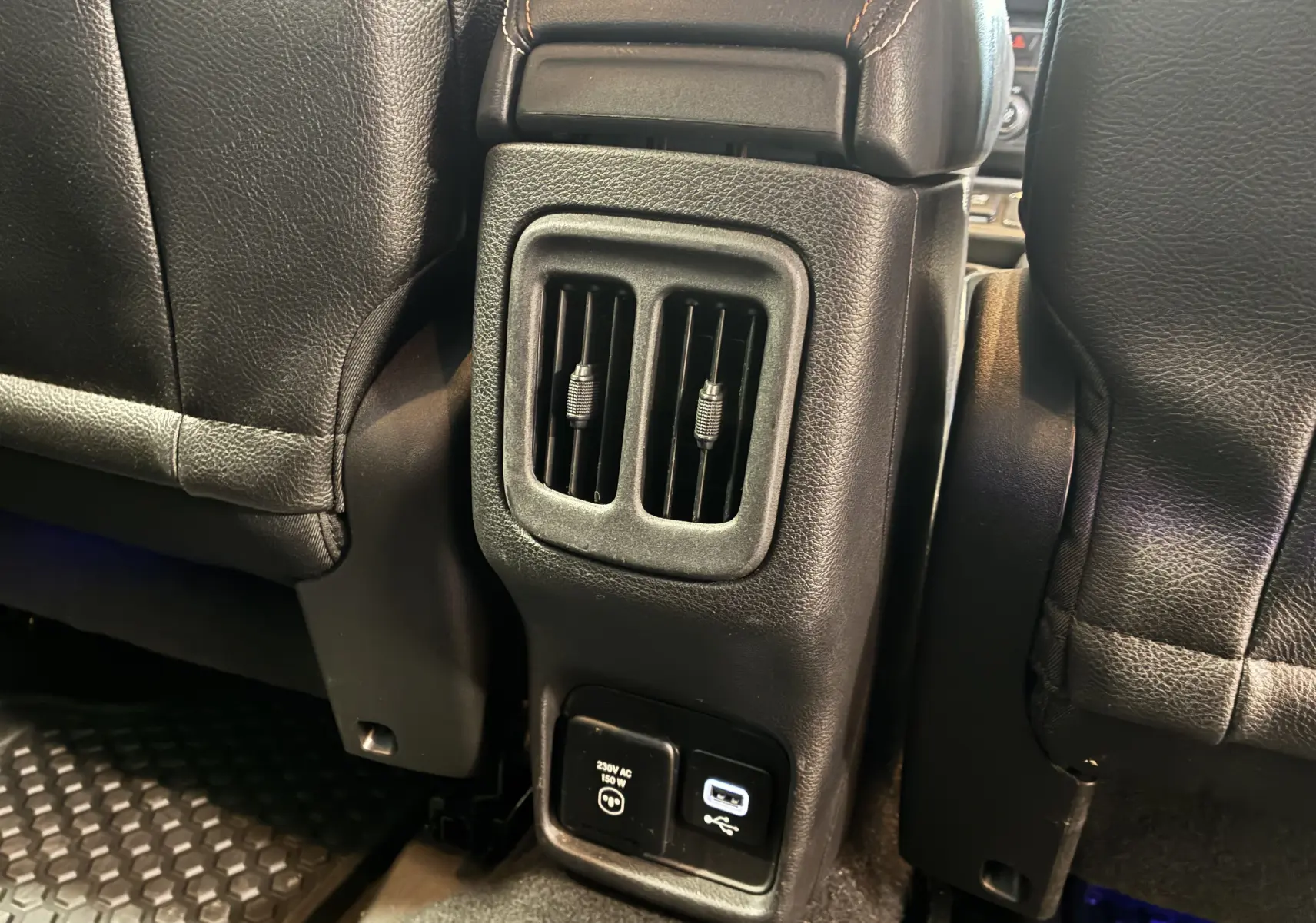 Détail intérieur montrant les aérateurs arrière et prises USB et 230V du Jeep Compass Longitude ivoire 2021.
