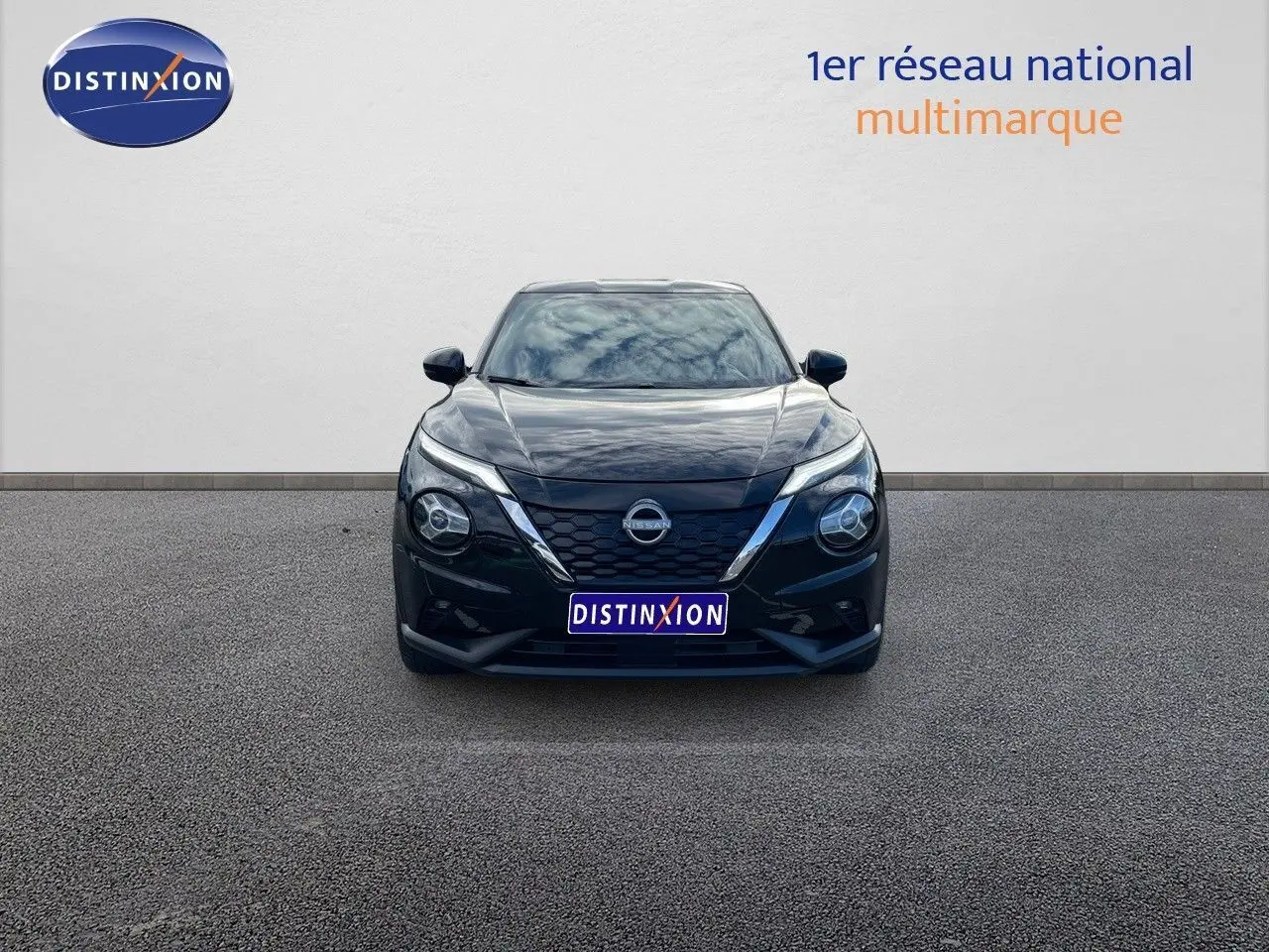 Vue frontale d'un Nissan Juke 1.6 HEV 143ch N-Connecta noir métal avec calandre en V et phares ronds distinctifs.