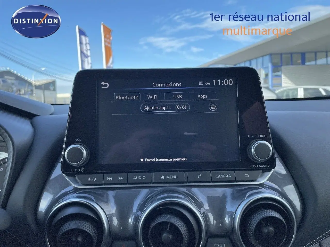 Écran tactile central affichant les options de connexion Bluetooth, WiFi, USB dans l'habitacle du Nissan Juke noir métal 2024.