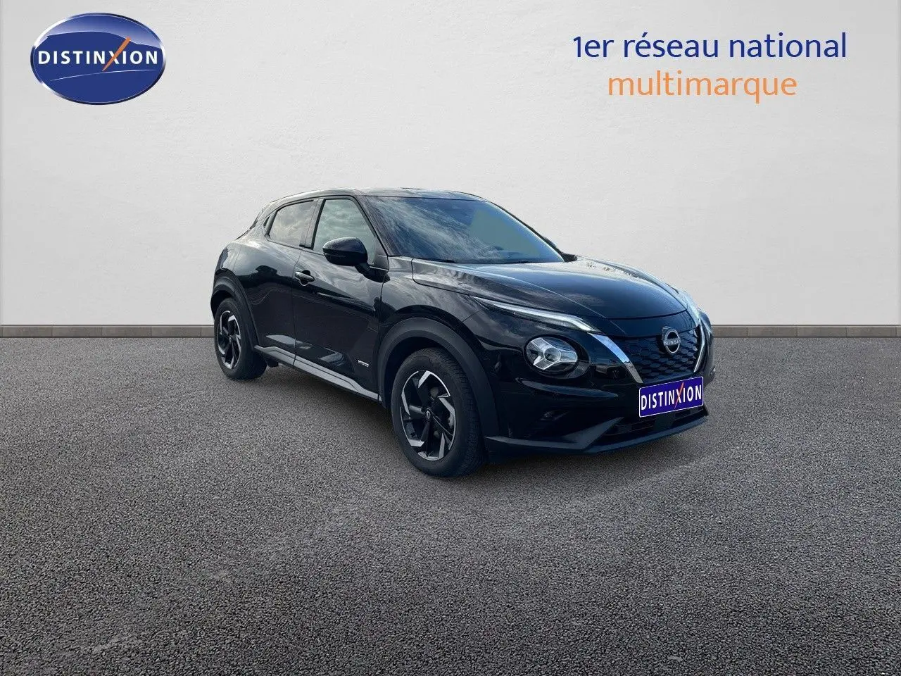 Nissan Juke 2024 noir métal en 3/4 avant droit, mettant en valeur ses jantes biton et son design compact urbain.