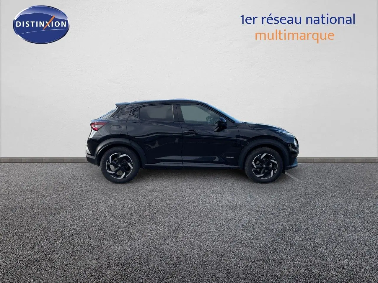 Profil côté gauche du Nissan Juke 1.6 HEV 143ch noir métal 2024, soulignant ses jantes bi-ton et lignes dynamiques.
