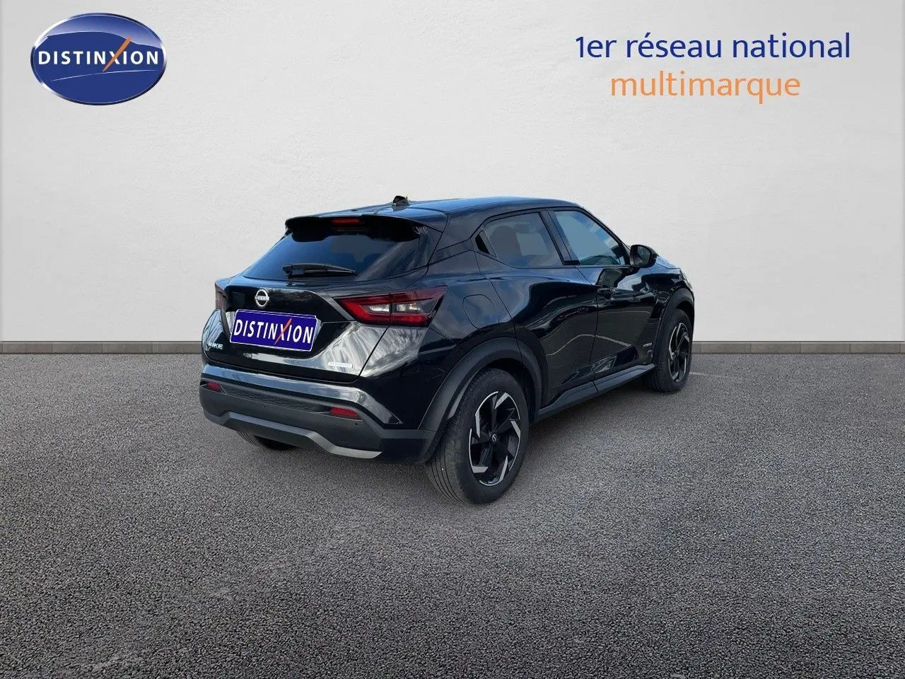 Vue 3/4 arrière droite du Nissan Juke 2024 noir métal avec jantes noires et détails modernes sur fond neutre.