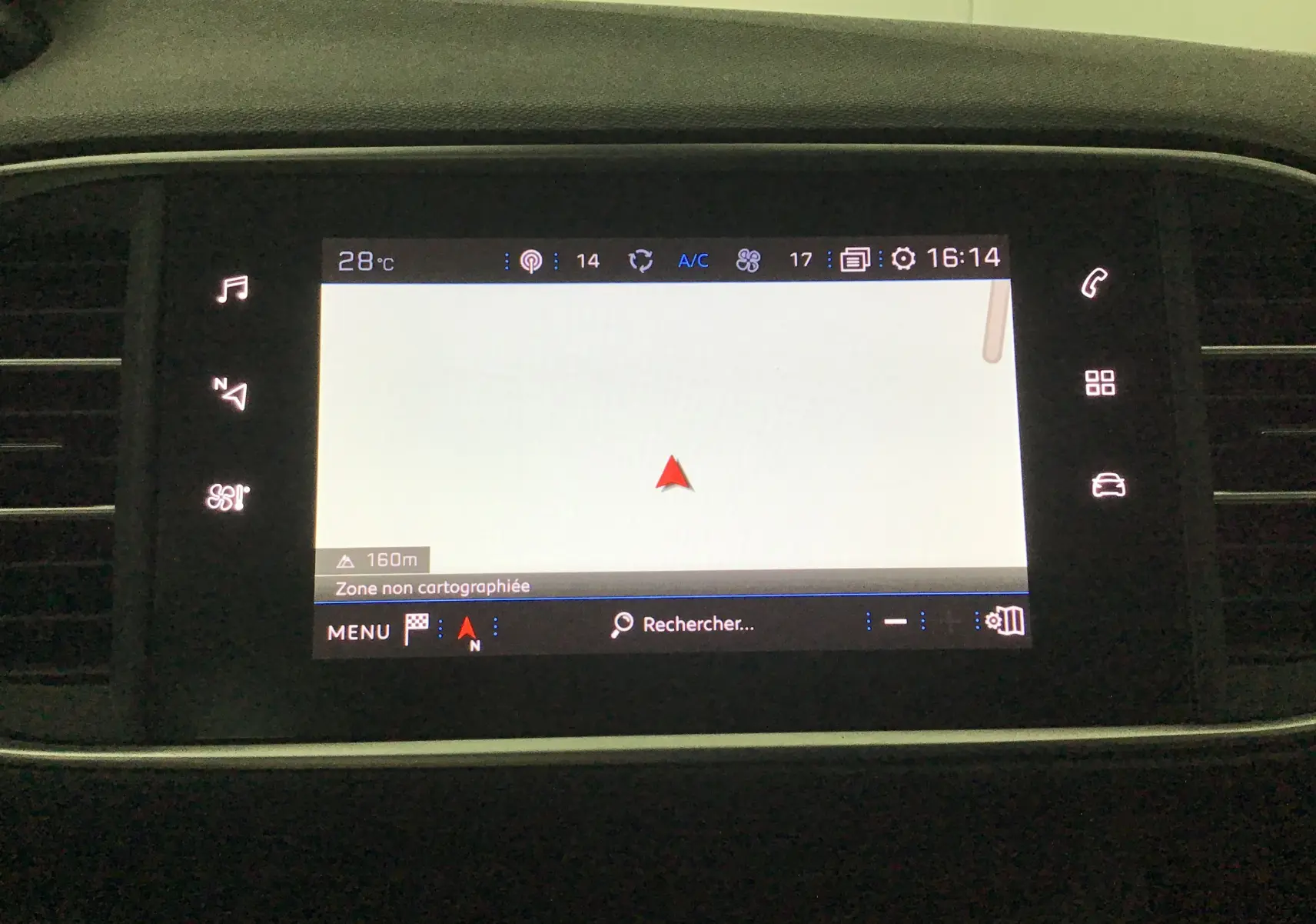Écran tactile central du tableau de bord de la Peugeot 308 SW blanc, affichant la navigation GPS en intérieur.
