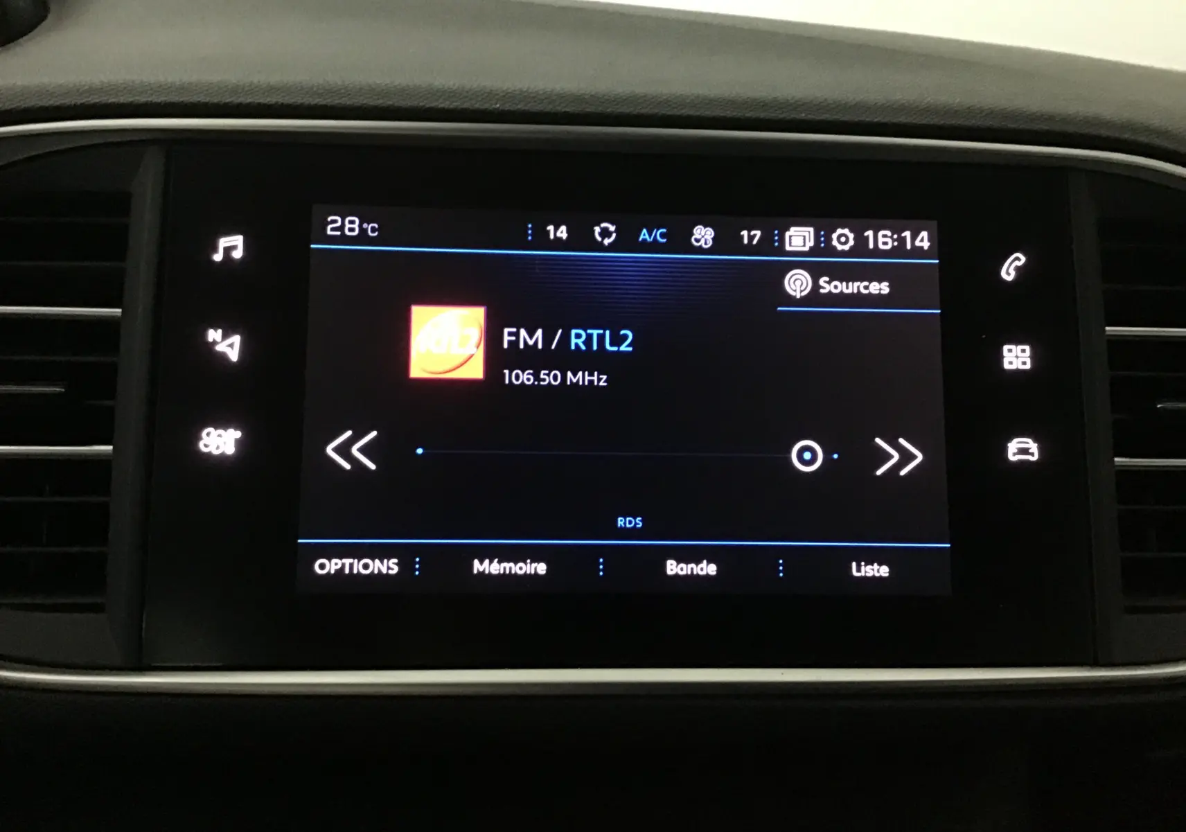 Écran tactile central de la Peugeot 308 SW blanc, affichant la radio FM RTL2 à 16h14 dans l'habitacle.