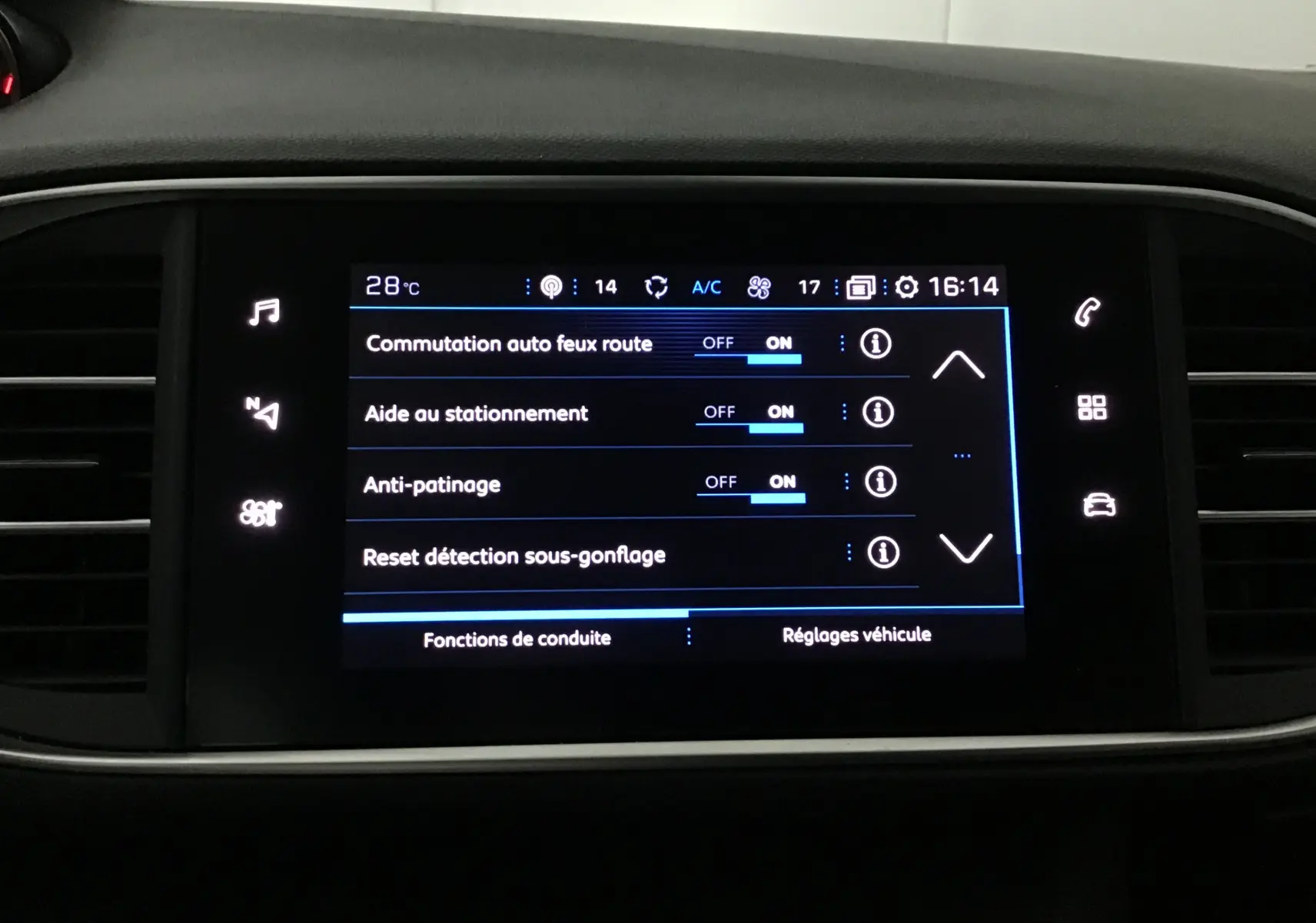 Écran tactile central du tableau de bord du Peugeot 308 SW affichant les réglages d'aides à la conduite.