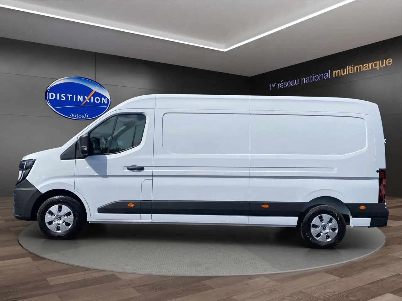 Vue de profil côté gauche d’un Renault Master blanc 2025 avec bas de caisse noir et jantes argentées.