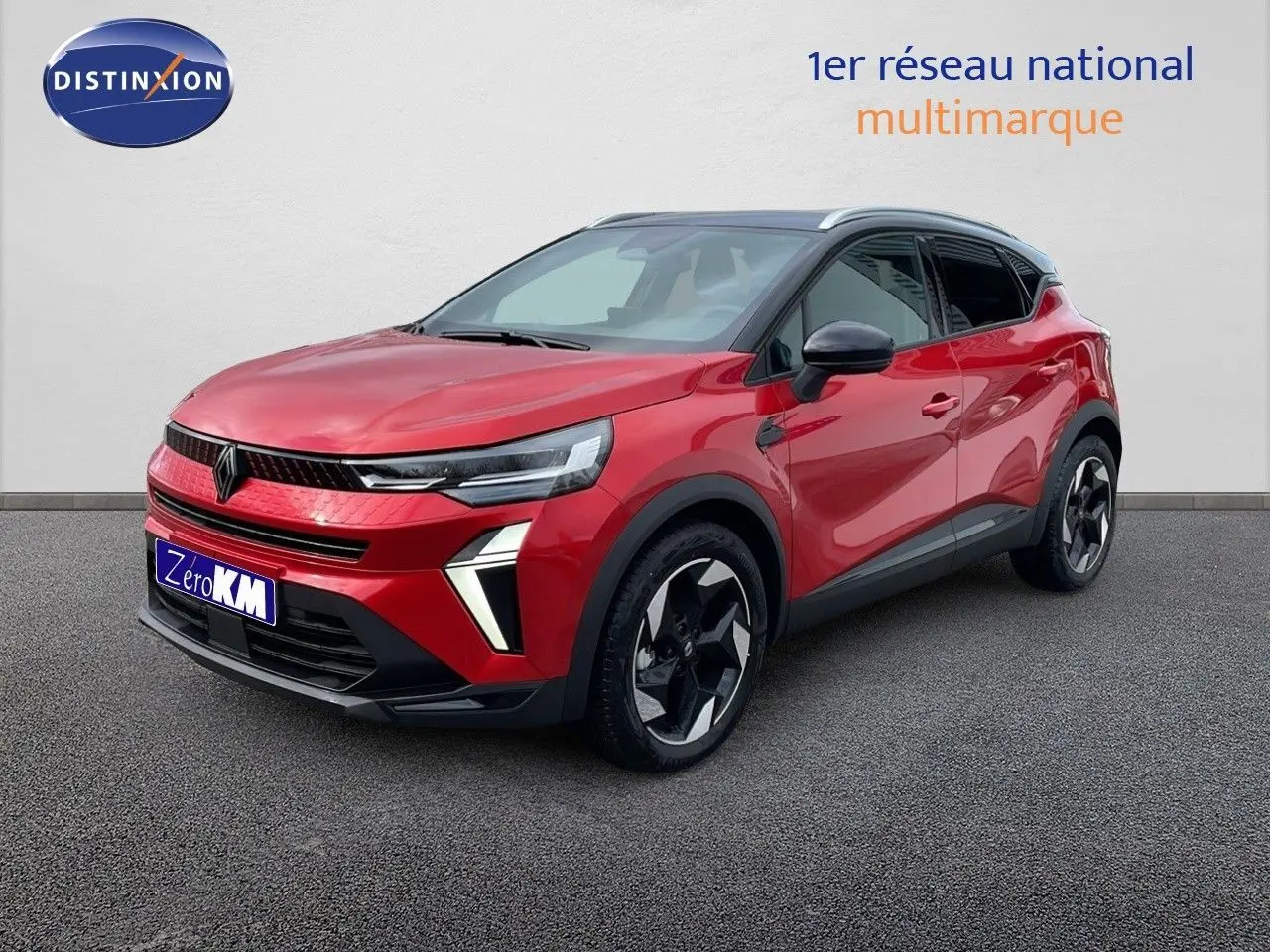 Renault Captur E-Tech hybride rouge passion avec toit noir, vue 3/4 avant droit mettant en valeur ses optiques LED.