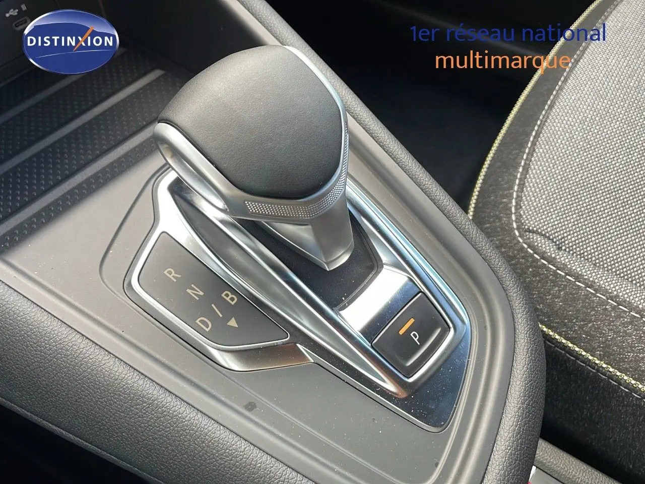Le levier de vitesses automatique du Renault Captur E-Tech Hybrid 2025 en gros plan, avec sellerie grise visible.