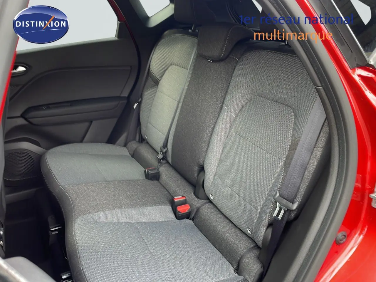 Vue intérieure côté gauche des sièges arrière gris du Renault Captur E-Tech hybride rouge passion toit noir 2025