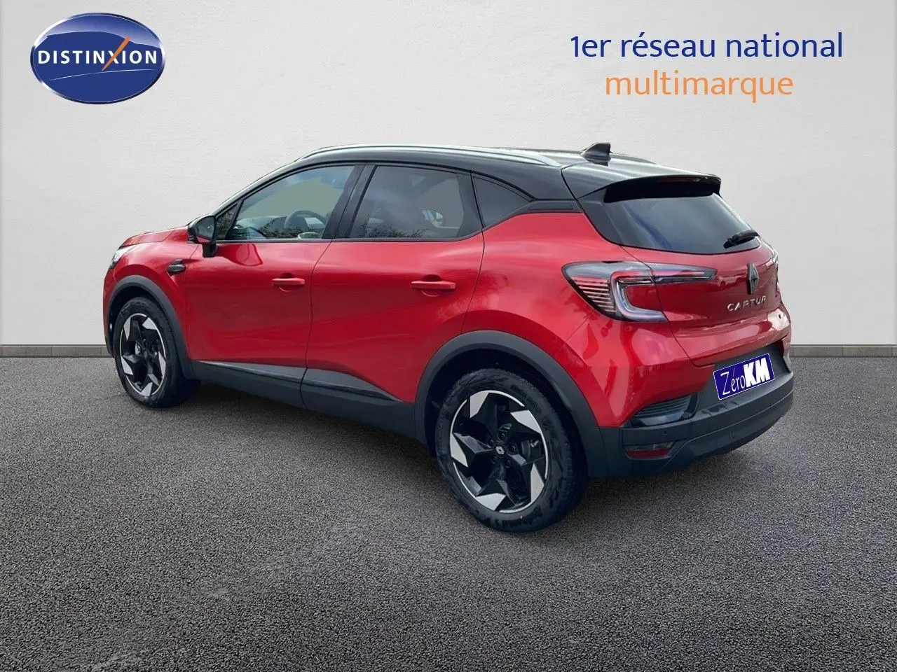 Renault Captur E-Tech hybride rouge passion avec toit noir, vue 3/4 arrière côté gauche sur fond neutre.