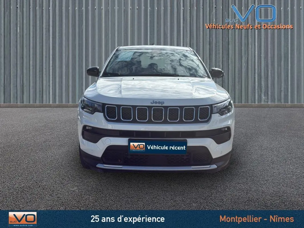 Vue frontale d'un Jeep Compass blanc 2024 avec calandre à sept fentes et phares LED intégrés.