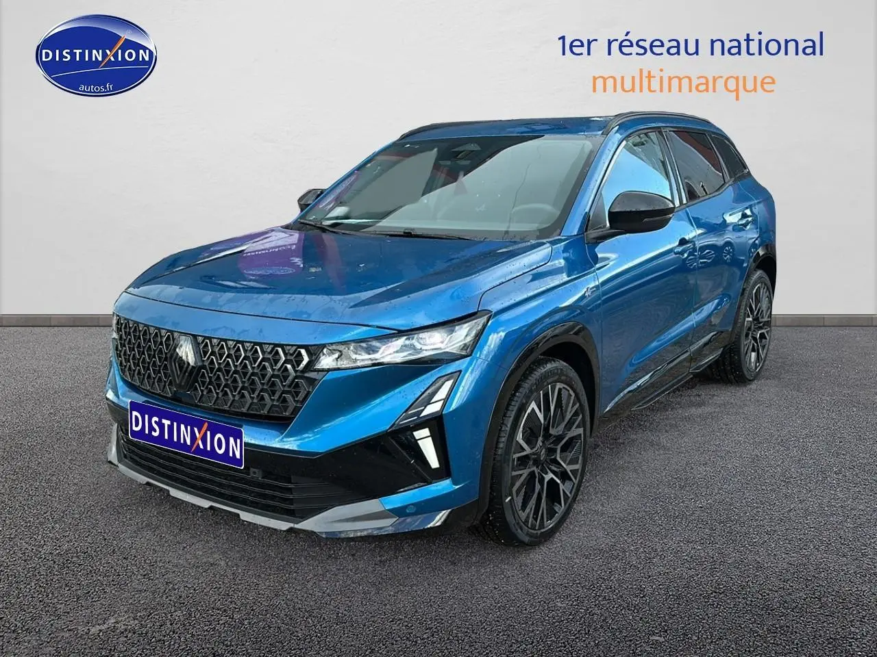 Renault Austral 2026 bleu en 3/4 avant droit avec calandre noire et jantes alliage 20 pouces.