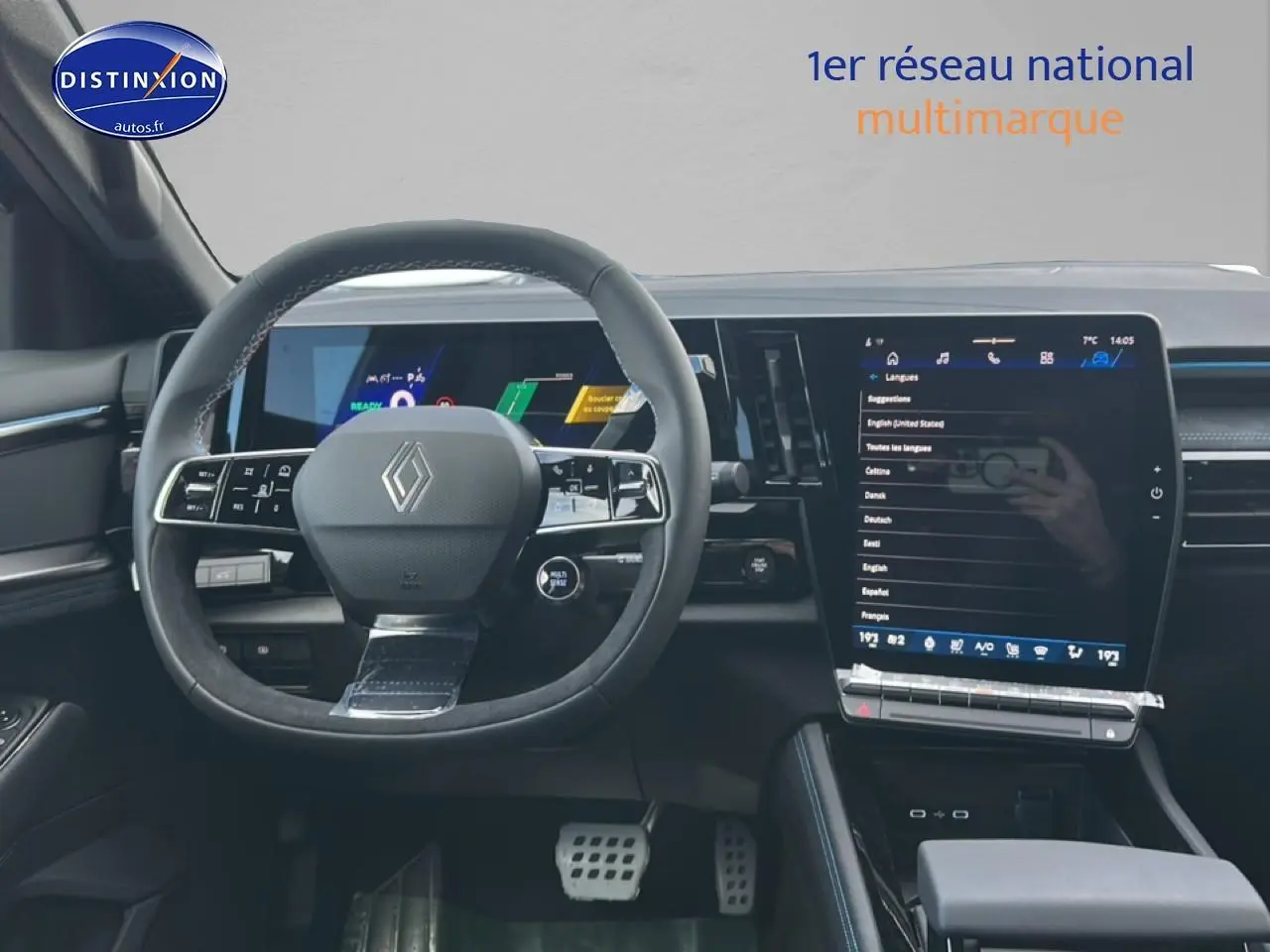 Vue intérieure du tableau de bord du Renault Austral 2026 avec volant Alcantara et grand écran tactile vertical.