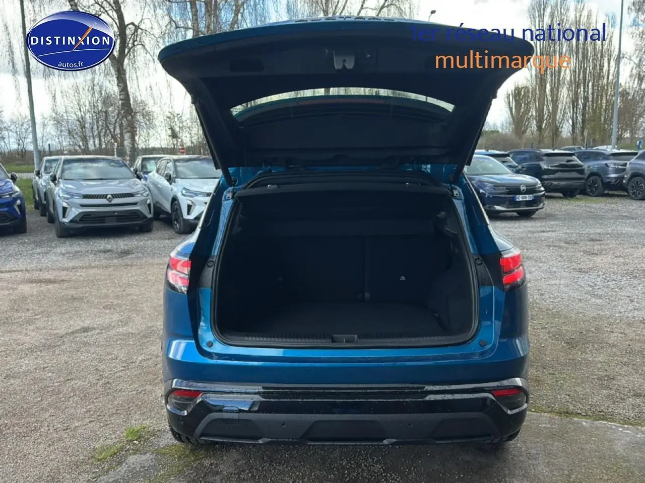 Vue arrière du Renault Austral bleu 2026 avec coffre ouvert et feux arrière LED visibles.