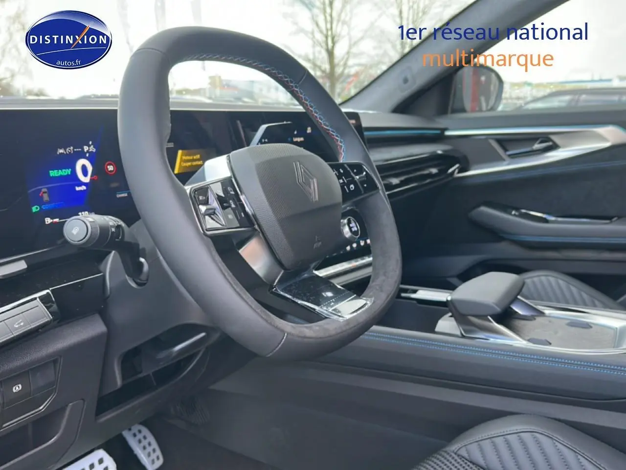 Vue intérieure côté conducteur du Renault Austral bleu, volant multifonction en alcantara avec surpiqûres bleues et écran tactile.
