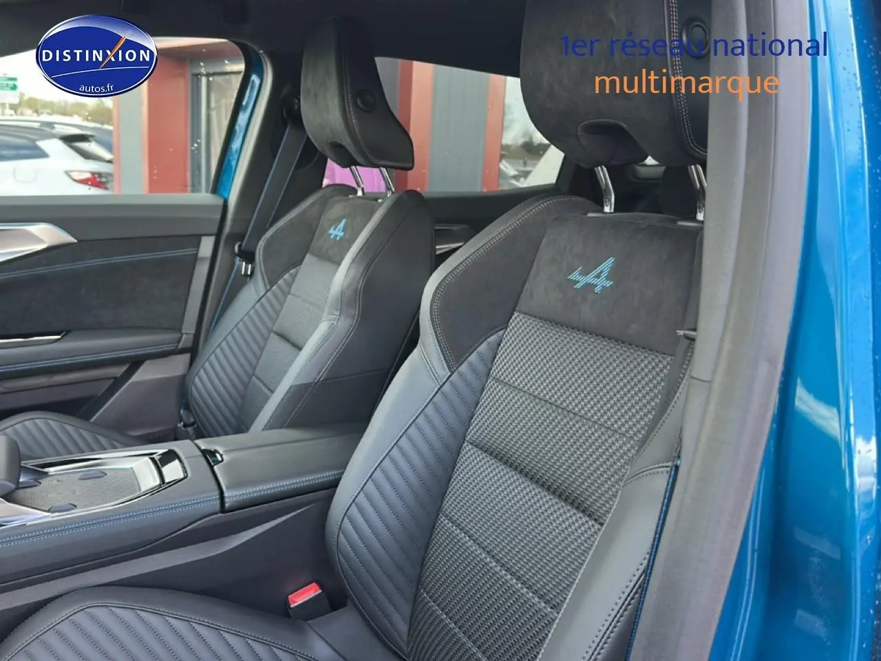 Vue intérieure côté droit des sièges avant en Alcantara noir avec surpiqûres bleues du Renault Austral bleu esprit Alpine.