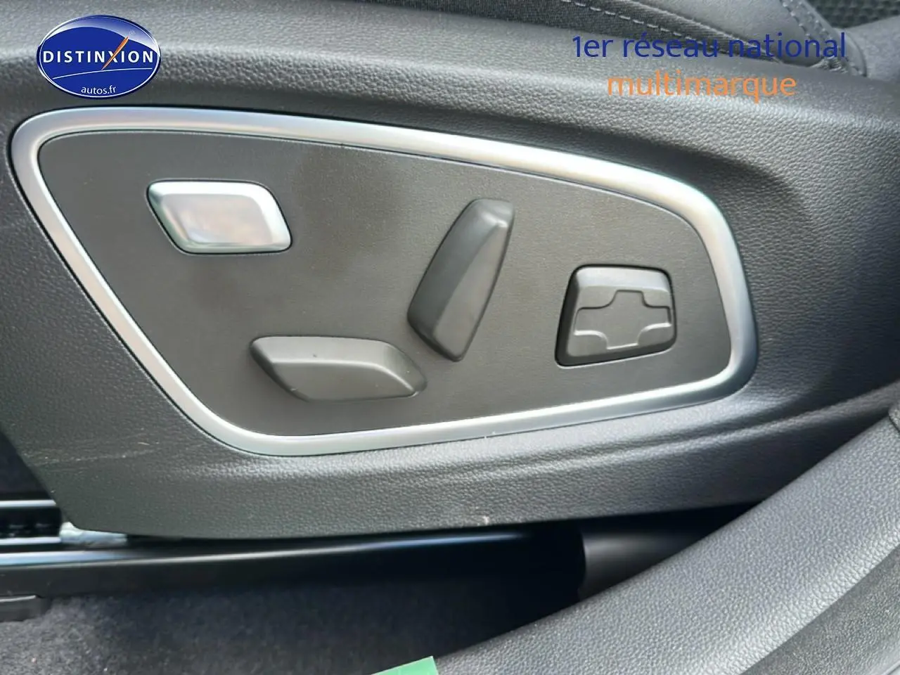 Détail des commandes électriques du siège avant gauche du Renault Austral bleu esprit alpine 2026.