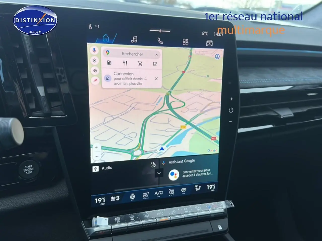 Écran tactile central affichant la navigation dans l’habitacle noir du Renault Austral bleu, vue intérieure côté conducteur.