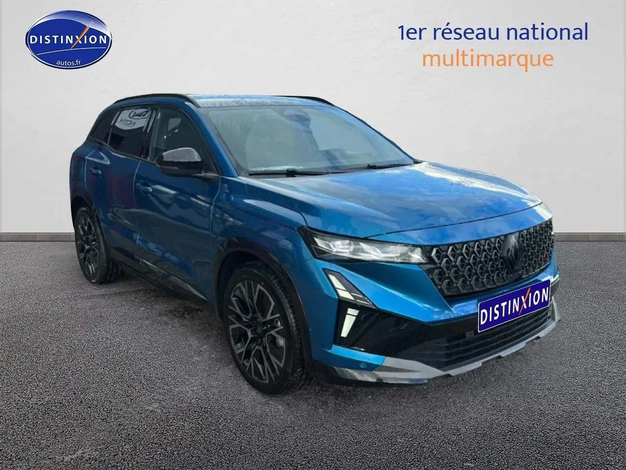 Vue 3/4 avant gauche du Renault Austral bleu avec calandre noire et jantes alliage noires.