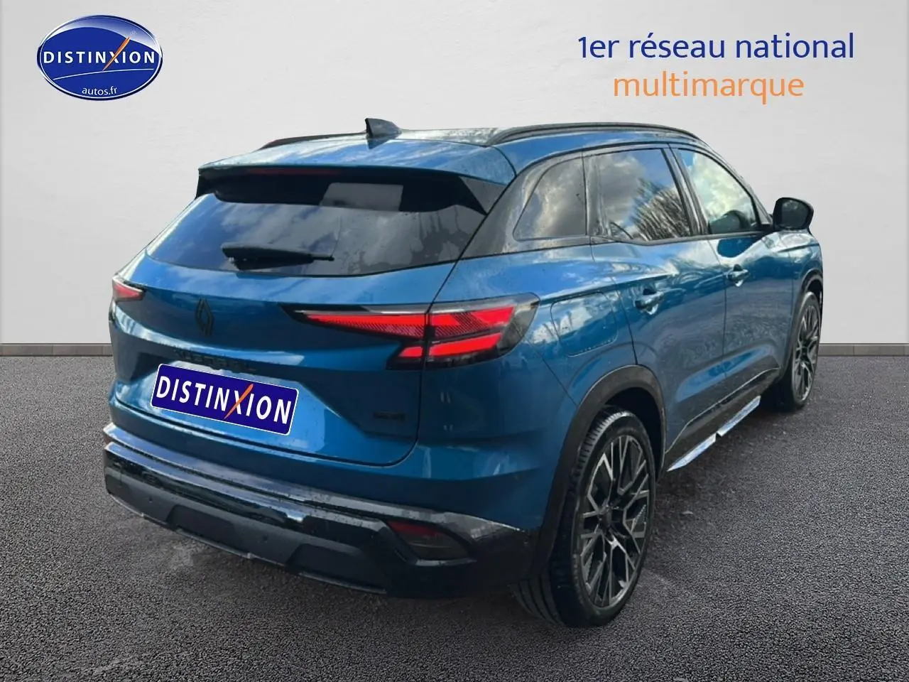 Vue 3/4 arrière droite du Renault Austral bleu avec jantes alliage et feux arrière LED distinctifs.