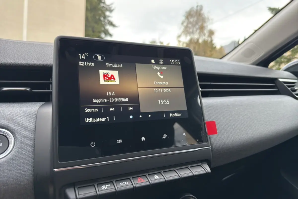 Écran tactile central de la Renault Clio DCI 100 Evolution Camera 2025, affichant la radio et les options connectées.