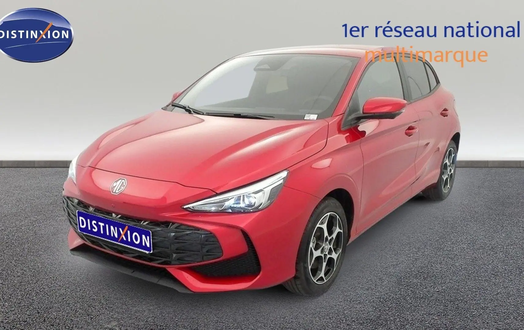 Vue 3/4 avant d'une MG3 1.5 Hybrid+ 195 Luxury rouge Diamond Red avec jantes alliage et calandre noire.