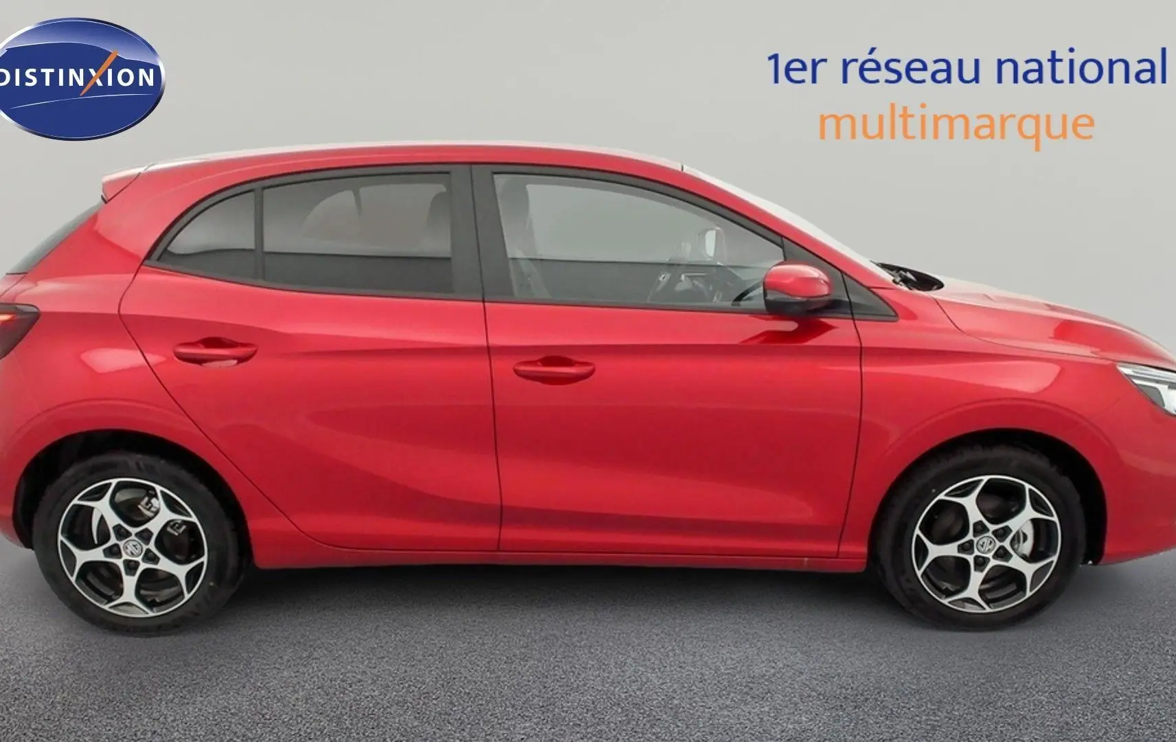 Vue de profil côté gauche d'une MG3 1.5 Hybrid+ 195 Luxury rouge Diamond avec jantes alliage au design distinctif.