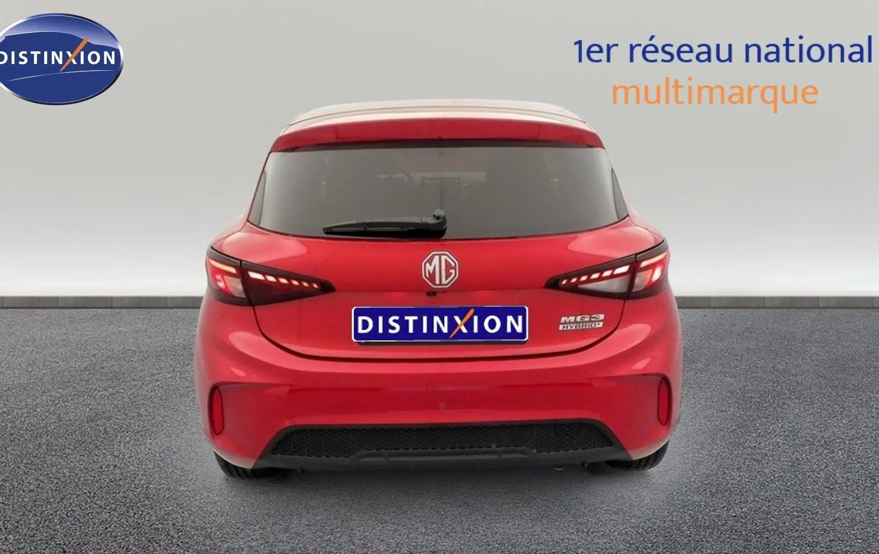 Vue arrière d'une MG3 1.5 Hybrid+ Diamond Red avec feux LED et logo MG bien visibles sur fond neutre.