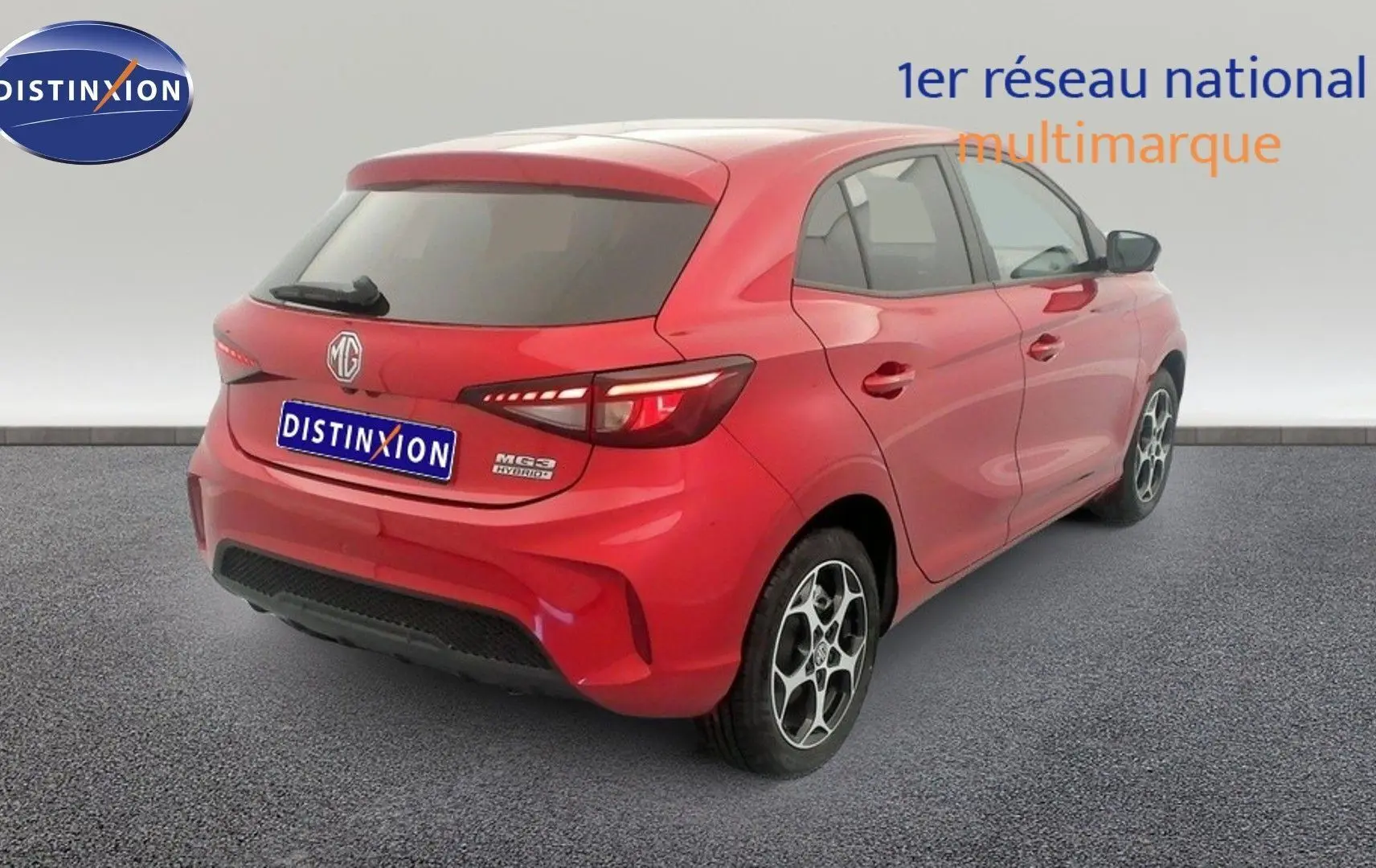 Vue 3/4 arrière droite de la MG3 1.5 Hybrid+ 195 Luxury en rouge Diamond Red avec jantes alliage et vitres teintées.