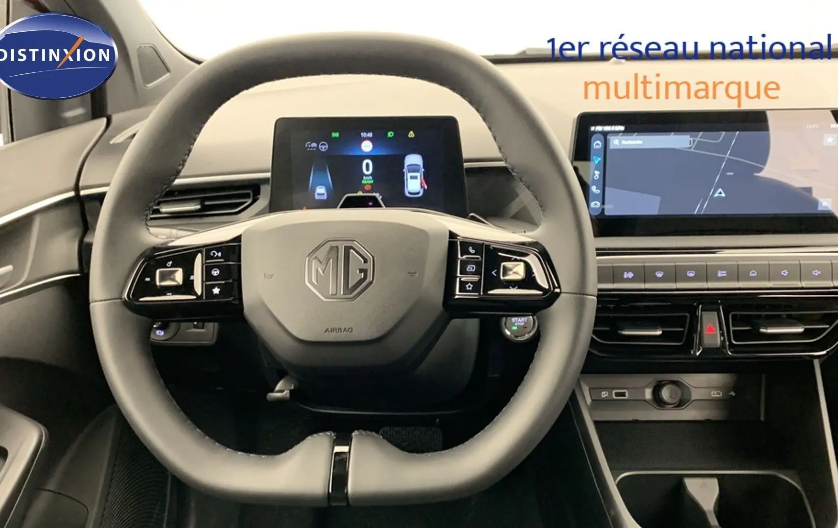 Vue centrée sur le volant et le tableau de bord numérique du MG3 1.5 Hybrid+ 195 Luxury en intérieur noir moderne.