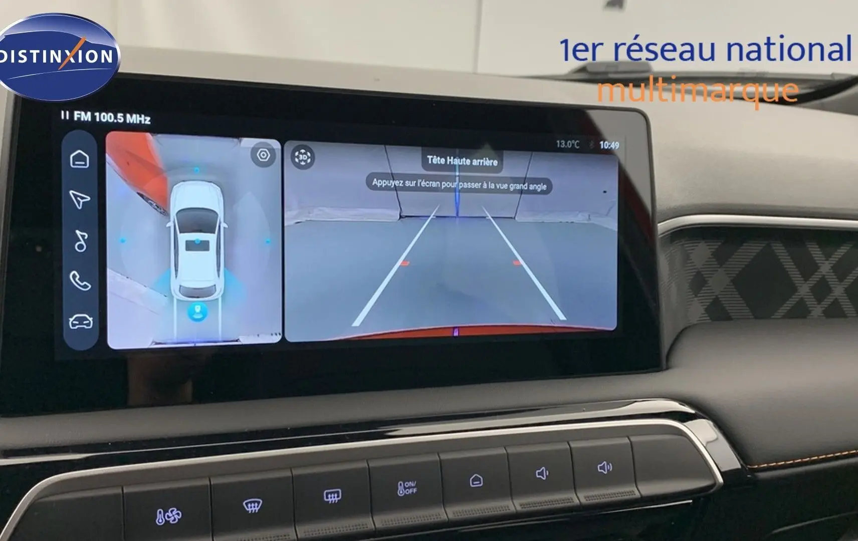 Écran intérieur du MG3 1.5 Hybrid+ 195 Luxury montrant la caméra 360° et la vue arrière en Diamond Red.