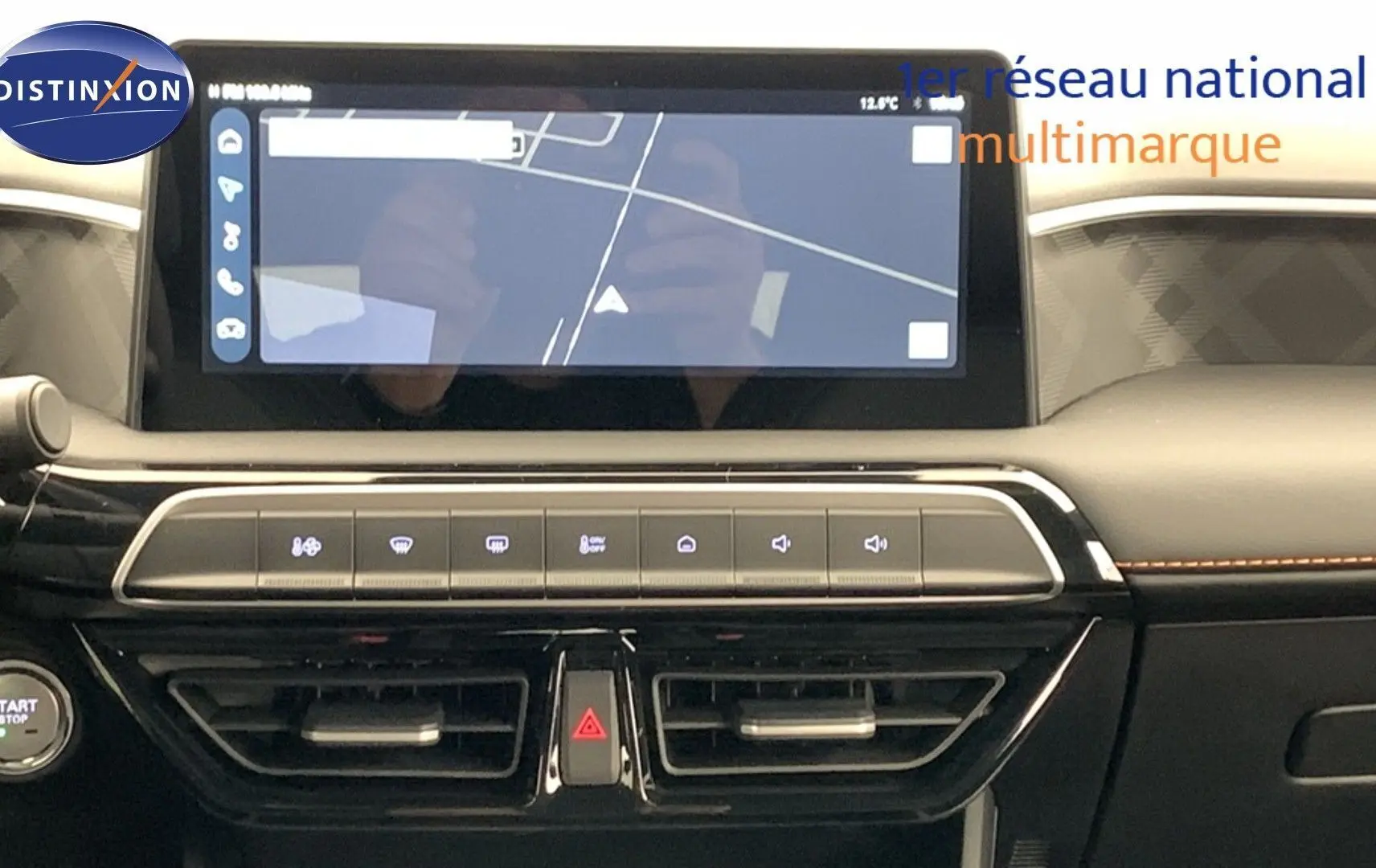 Vue intérieure centrée sur la console centrale du MG3 1.5 Hybrid+ 195 Luxury avec écran tactile et boutons de commande.