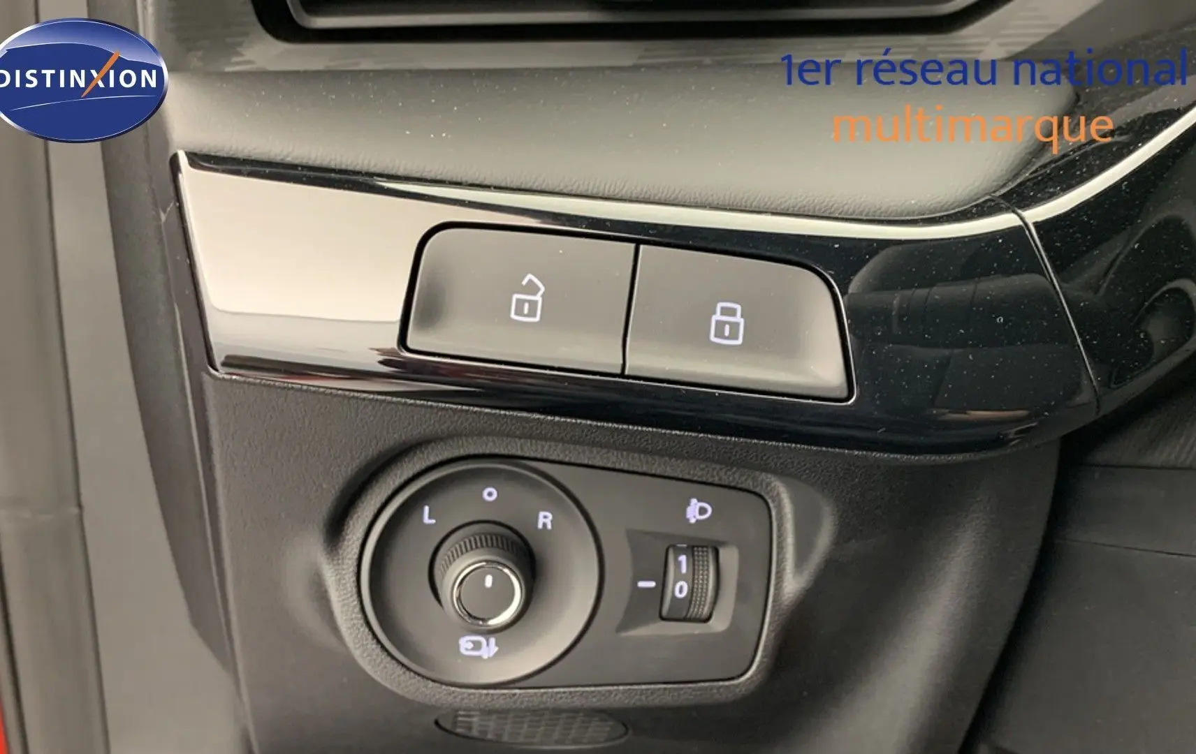 Détail des commandes de réglage des rétroviseurs et verrouillage sur porte côté conducteur d’une MG3 Diamond Red 2026.