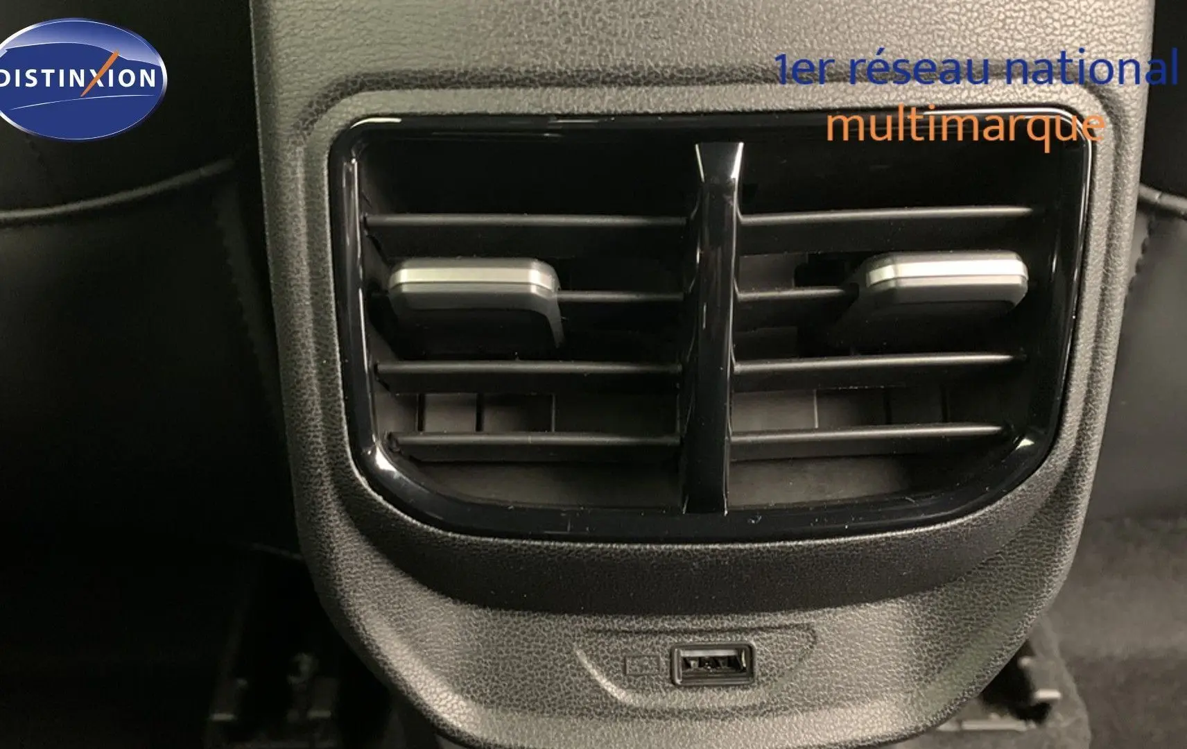 Gros plan sur la sortie d'air arrière et port USB du MG3 1.5 Hybrid+ 195 Luxury en intérieur noir.