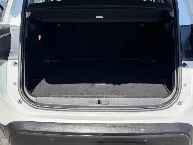 Coffre ouvert vu de l'arrière d'un Citroën C5 Aircross gris 2020, montrant un espace de chargement vide et propre.