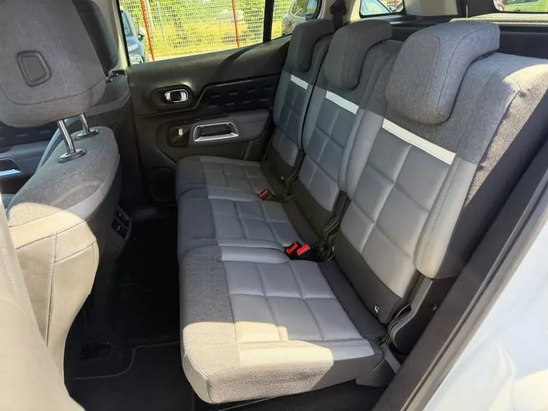 Vue intérieure côté droit des trois sièges individuels arrière gris clair et tissu sur un Citroën C5 Aircross 2020.