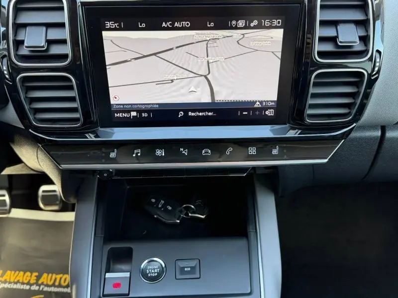 Vue rapprochée du tableau de bord noir du Citroën C5 Aircross 2020 avec écran tactile et commandes tactiles.