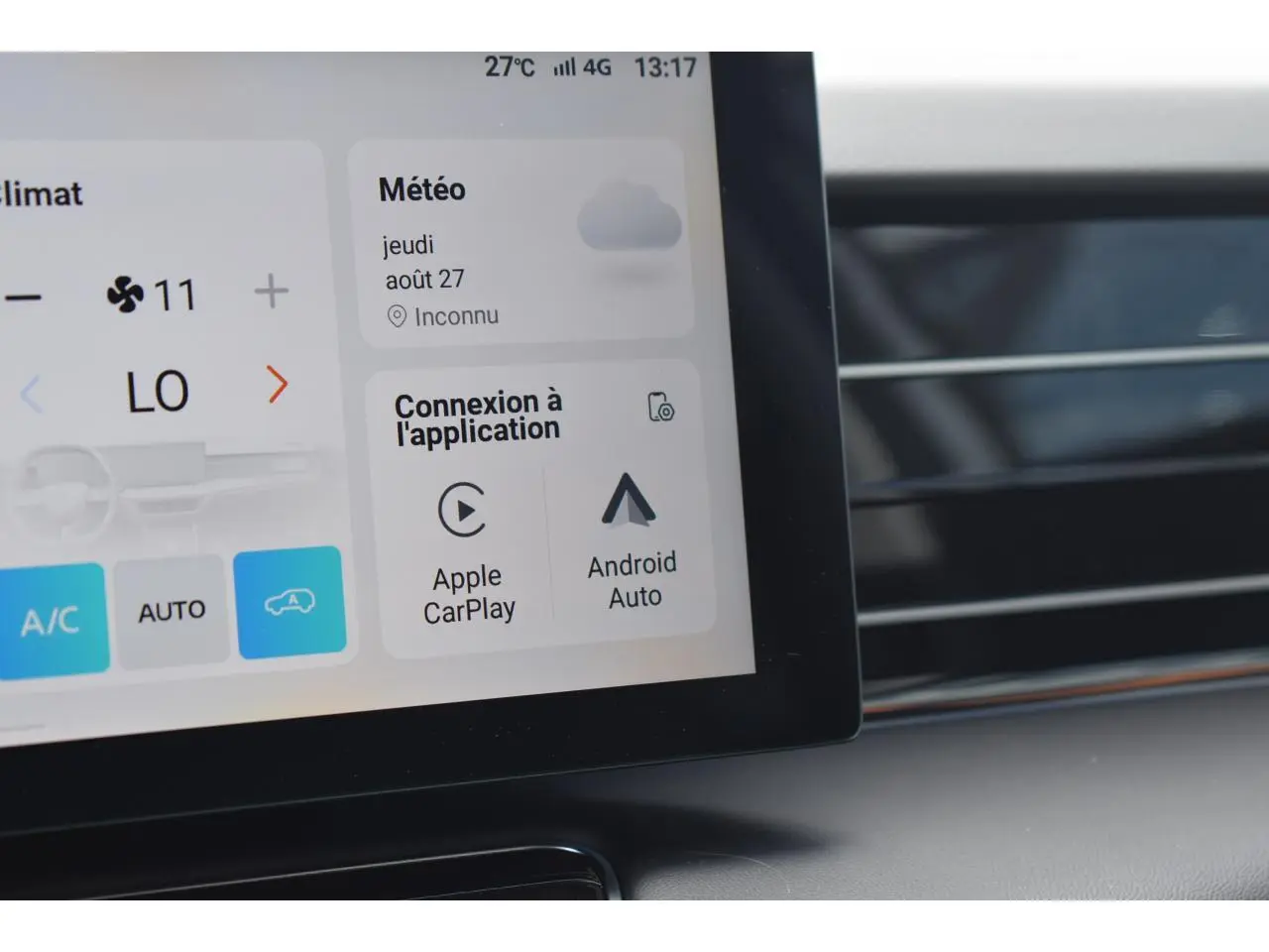 Écran tactile central du MG Motor EHS 1.5 Hybrid+ 224 ch Luxury montrant les options Apple CarPlay et Android Auto.