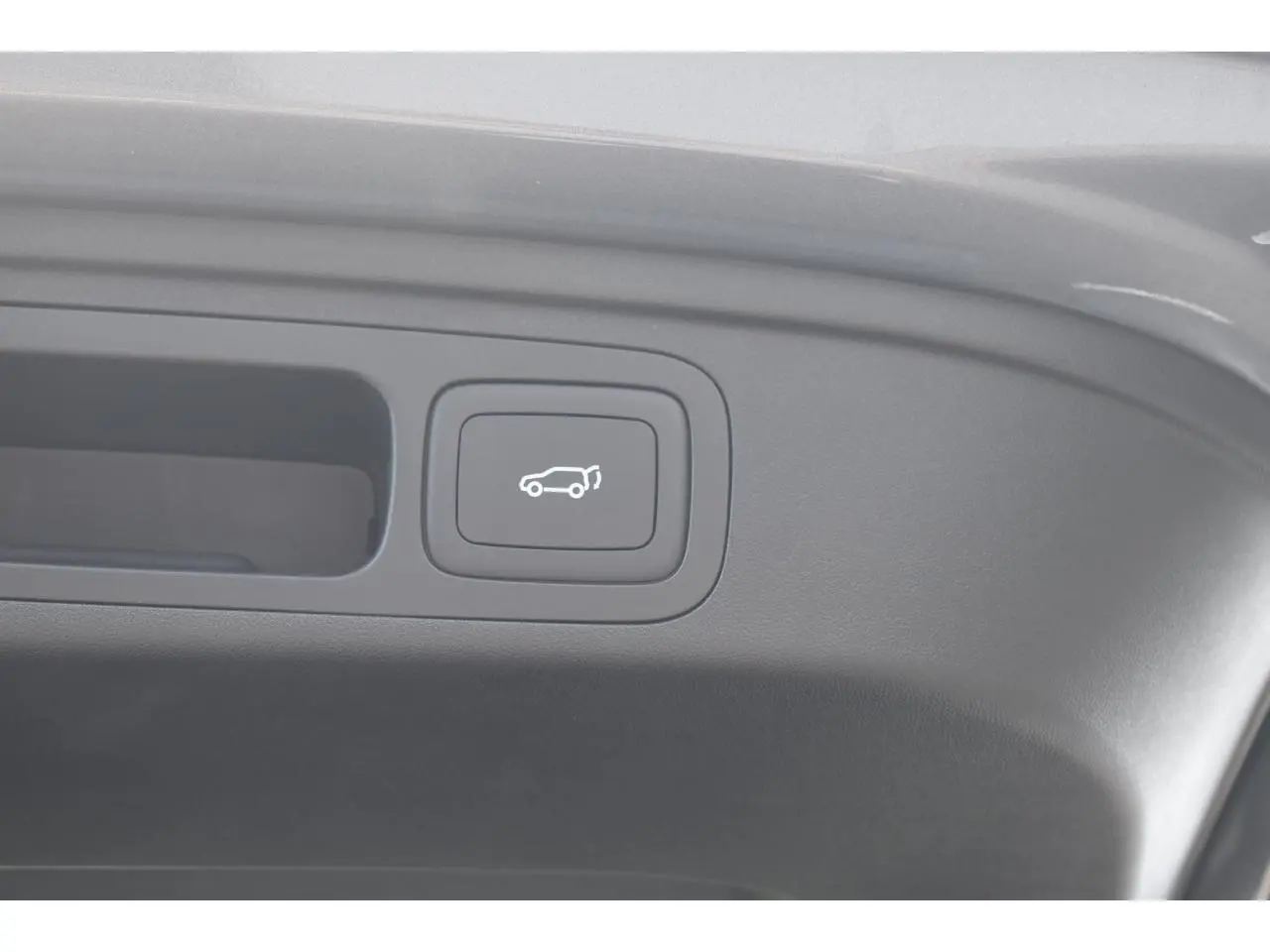 Bouton intérieur gris pour ouverture électrique du hayon sur MG MOTOR EHS 1.5 Hybrid+ 224 ch Luxury 2026.