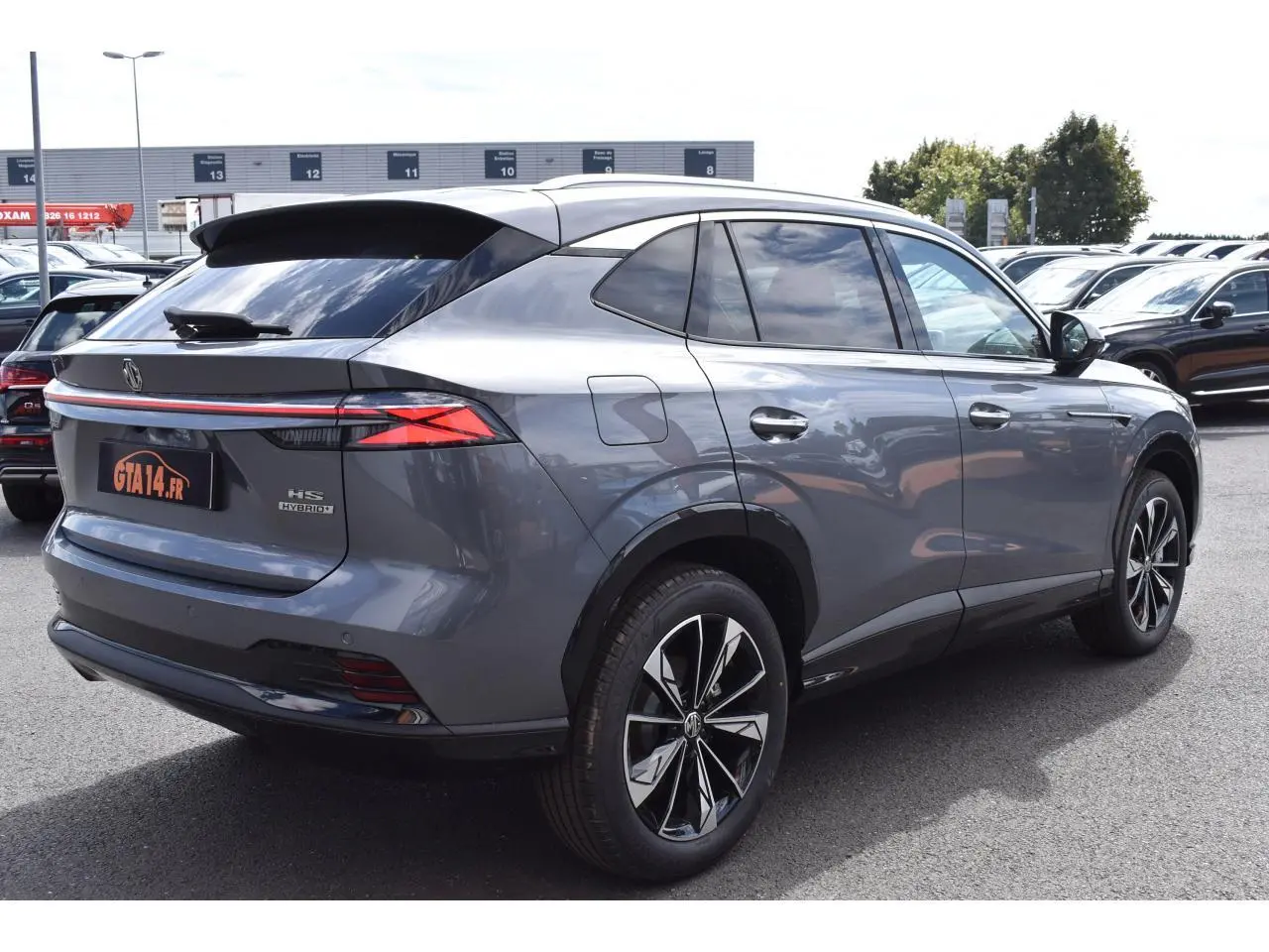 Vue 3/4 arrière droite du MG Motor EHS gris, avec jantes alliage 19 pouces et vitres surteintées.