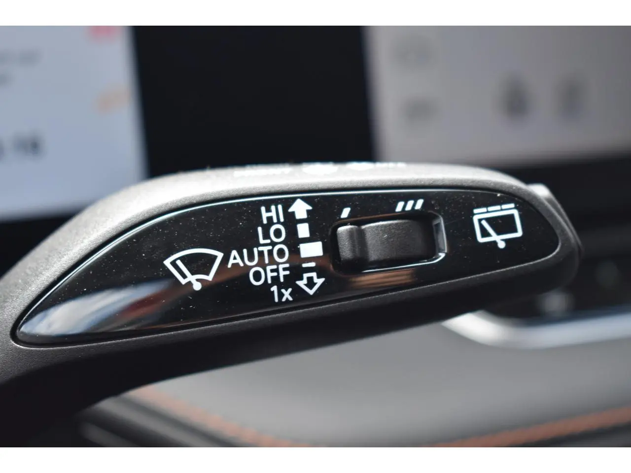 Gros plan sur la commande de l'essuie-glace du MG Motor EHS 1.5 Hybrid+ gris, avec réglages visibles en blanc.