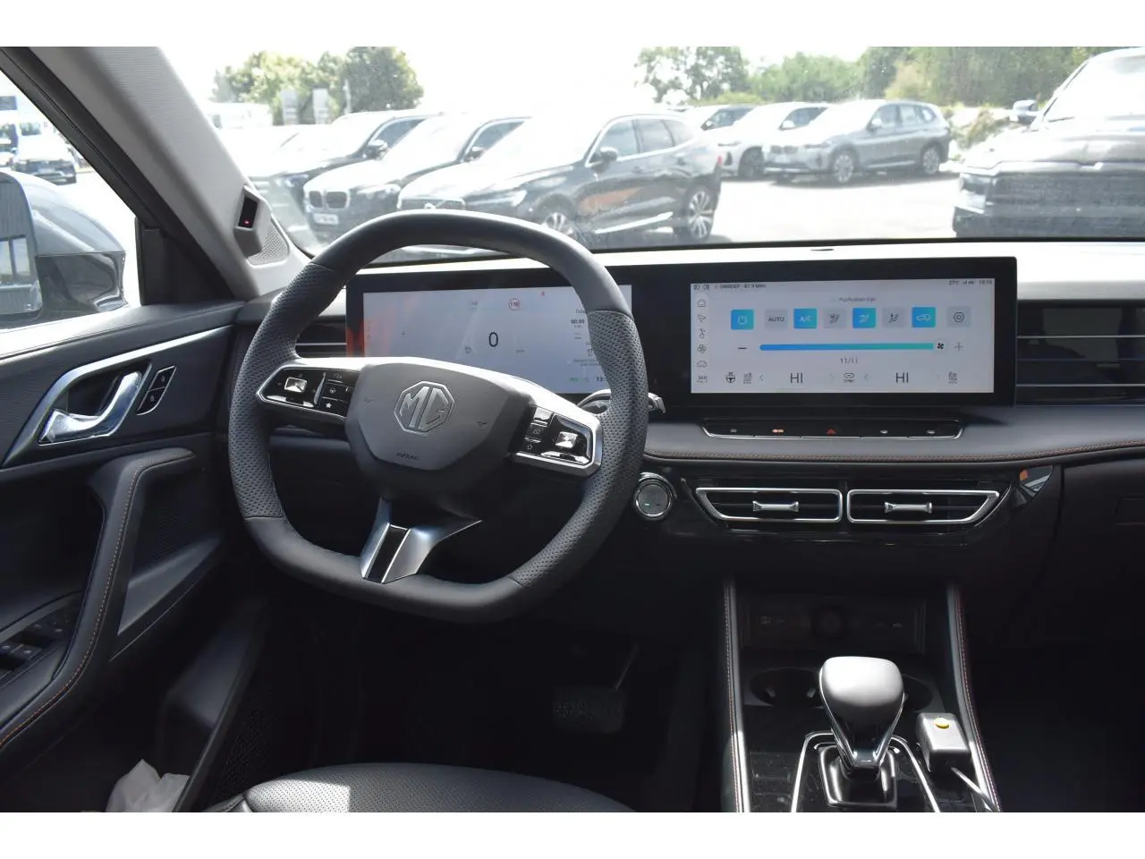 Vue intérieure avant du MG Motor EHS gris 2026, avec volant multifonction et écran tactile large.