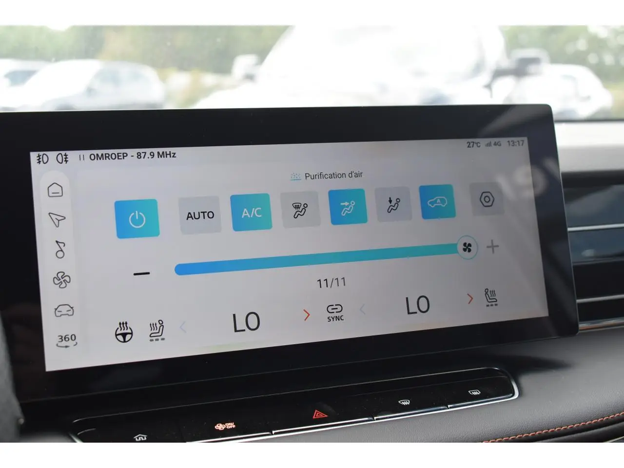 Écran tactile intérieur du MG Motor EHS 1.5 Hybrid+ 224 ch Luxury montrant la climatisation automatique bi-zone.