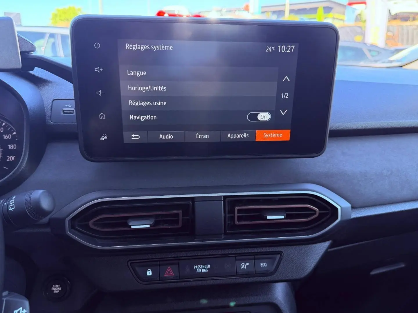 Tableau de bord de Dacia Sandero 2025 avec écran tactile central affichant les réglages système.