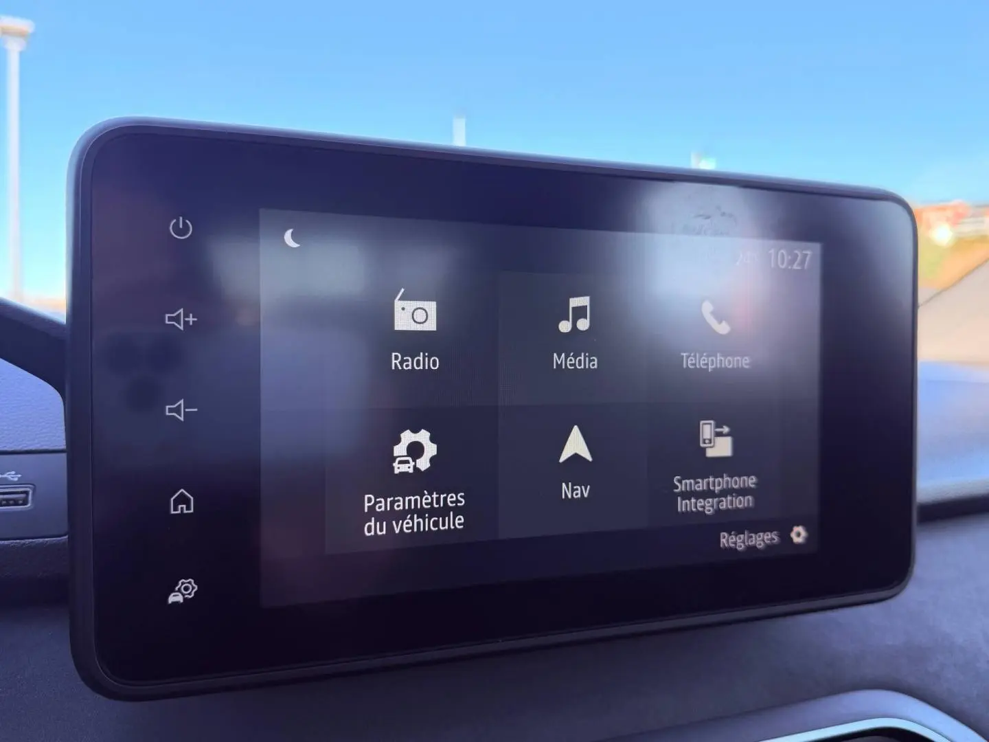 Écran tactile central du tableau de bord de la Dacia Sandero Stepway 2025, interface multimédia affichée.