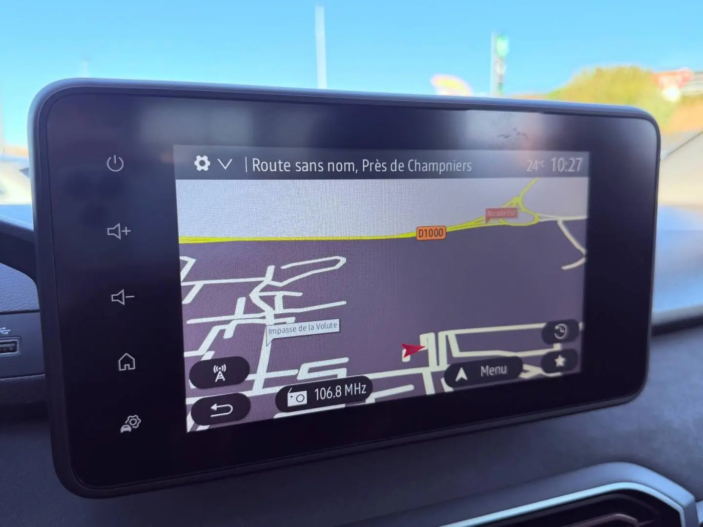 Écran tactile intérieur du tableau de bord du Dacia Sandero 2025 affichant la navigation GPS.