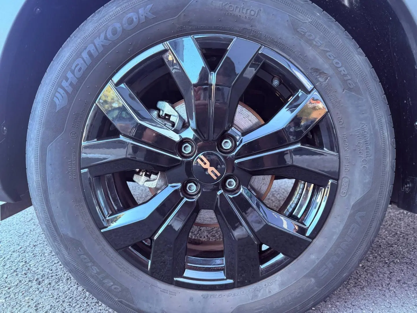 Gros plan sur la jante noire brillante de la Dacia Sandero Stepway 2025, soulignant son design moderne et sportif.