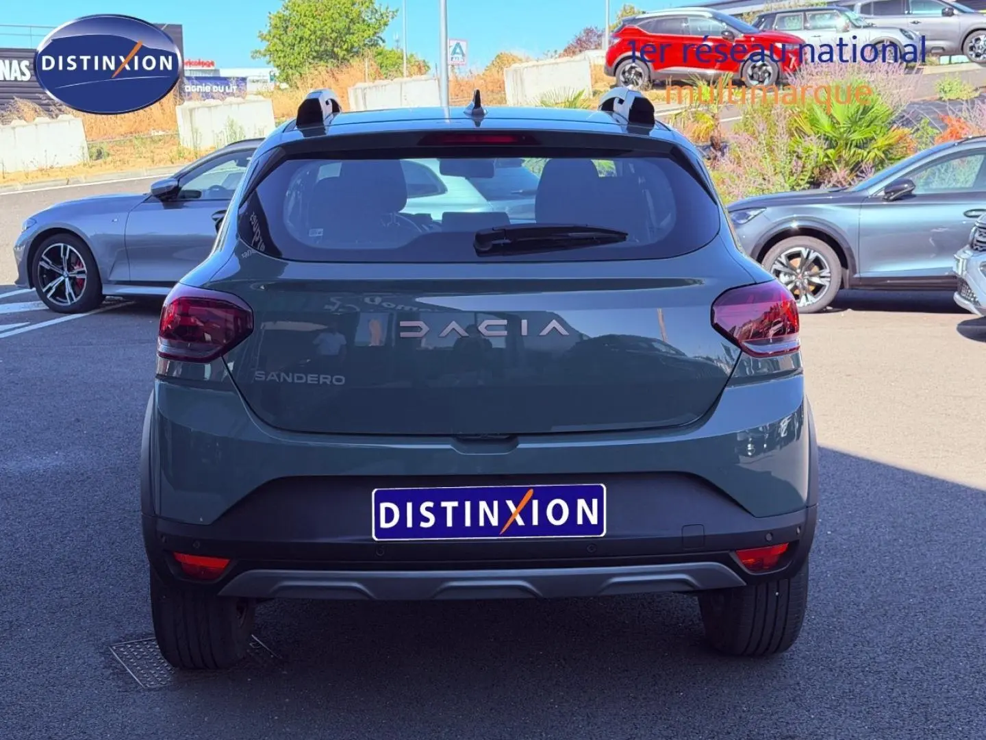 Vue arrière d'une Dacia Sandero Stepway 2025 en kaki lichen avec barres de toit et feux arrière LED.